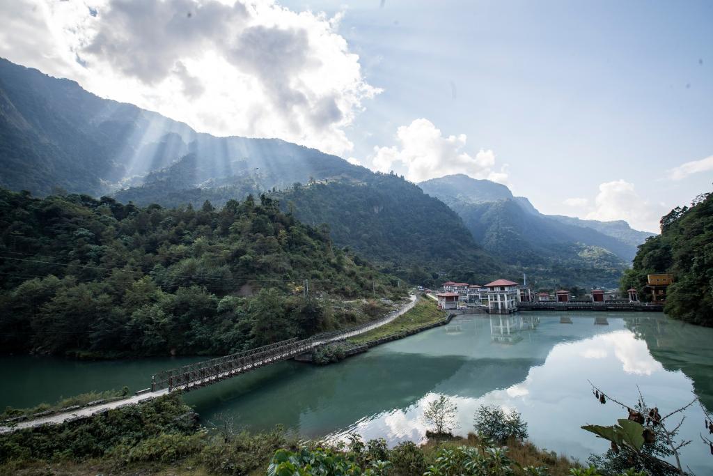 這是2022年11月8日拍攝的尼泊爾上馬相迪A水電站大壩。上馬相迪A水電站位于尼泊爾西部勒姆宗縣，2013年1月開工建設，2017年1月1日投入商業(yè)運營。該水電站投入運營以來，極大緩解了尼泊爾電力緊缺局面。新華社發(fā)（哈里·馬哈爾詹 攝）