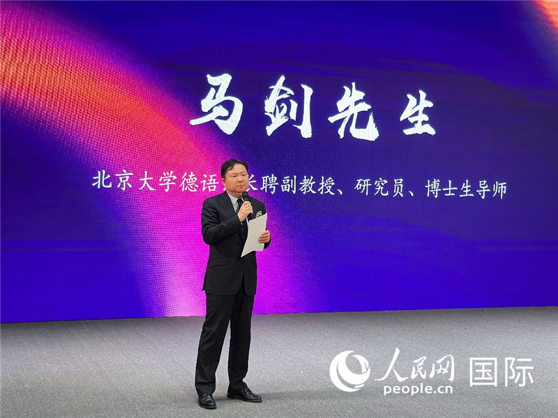 北京大學(xué)德語(yǔ)系長(zhǎng)聘副教授馬劍點(diǎn)評(píng)學(xué)生表現(xiàn)。（攝影：張麗鷗）