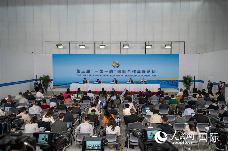 10月16日，第三屆“一帶一路”國際合作高峰論壇新聞中心在北京國家會議中心舉行首場吹風(fēng)會，邀請自然資源部國際合作司和相關(guān)單位負(fù)責(zé)人介紹有關(guān)情況，并回答記者提問。人民網(wǎng)記者 翁奇羽攝