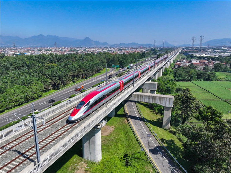 奔馳在雅萬(wàn)高鐵上的動(dòng)車組。中車青島四方機(jī)車車輛股份有限公司供圖