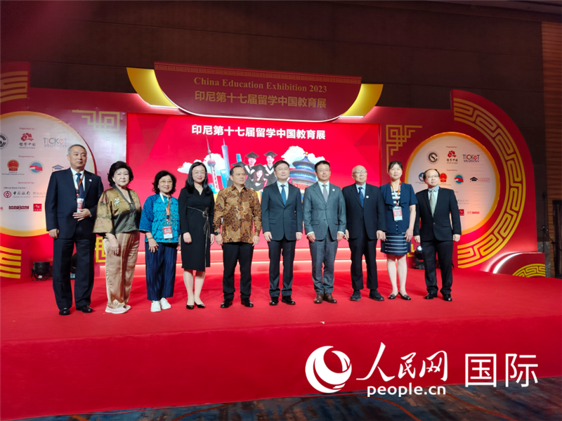 與會(huì)嘉賓合影。人民網(wǎng)記者  李培松攝
