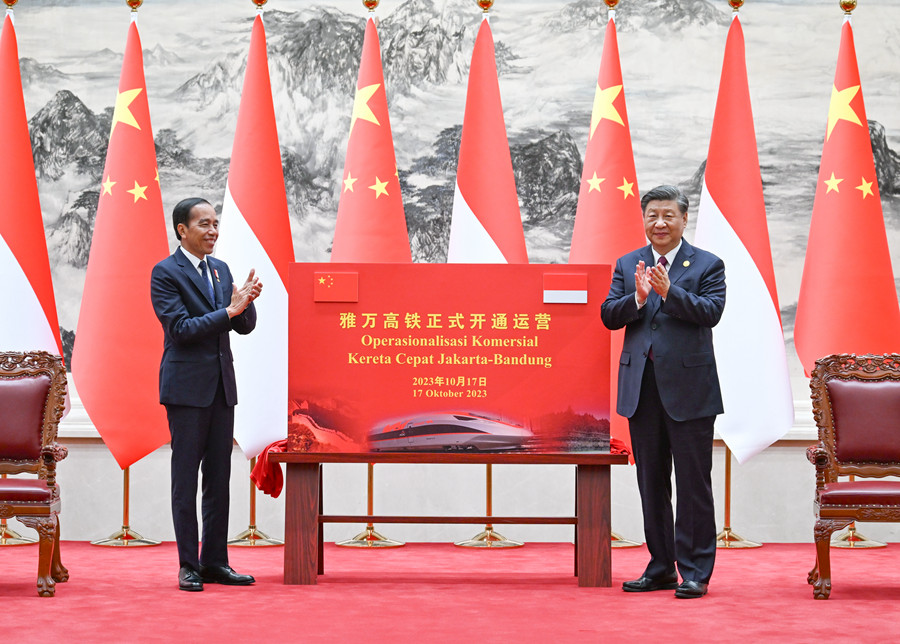 10月17日下午，國(guó)家主席習(xí)近平在北京人民大會(huì)堂同來(lái)華出席第三屆“一帶一路”國(guó)際合作高峰論壇并進(jìn)行國(guó)事訪問(wèn)的印度尼西亞總統(tǒng)佐科舉行會(huì)談。會(huì)談后，兩國(guó)元首共同為雅萬(wàn)高鐵正式開(kāi)通運(yùn)營(yíng)揭幕。