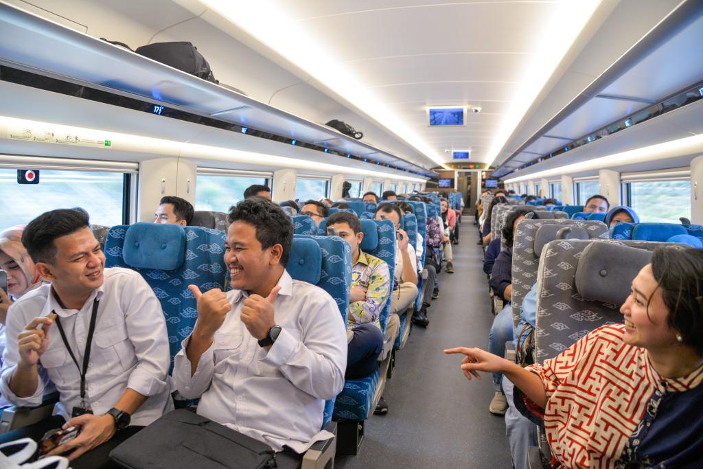 10月17日，乘客在行駛中的雅萬(wàn)高鐵高速動(dòng)車組列車車廂內(nèi)交談。