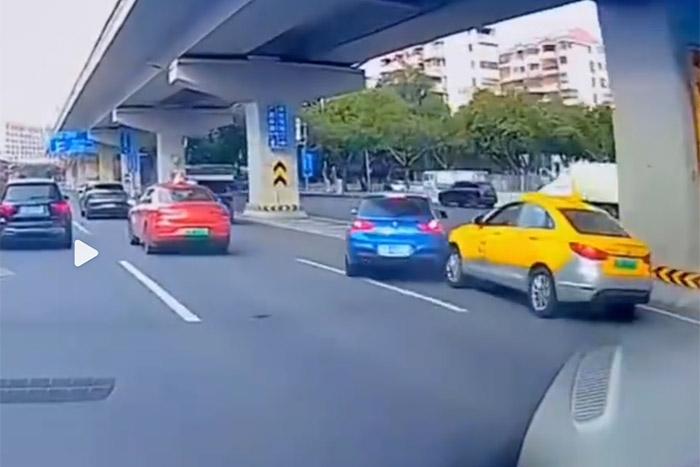 視頻截圖顯示，發(fā)生碰撞的剎那，出租車后方似乎確有車燈點亮。