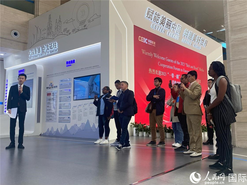 2023“一帶一路”媒體合作論壇聯(lián)合采訪團(tuán)參訪中國能建。人民網(wǎng)記者 于洋攝