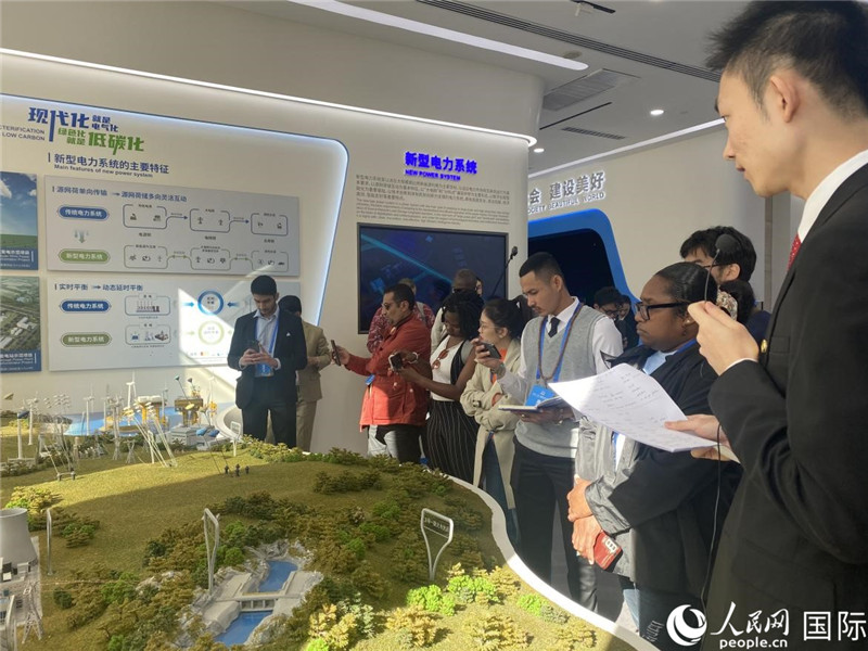 2023“一帶一路”媒體合作論壇聯(lián)合采訪團(tuán)參訪中國能建。人民網(wǎng)記者 于洋攝