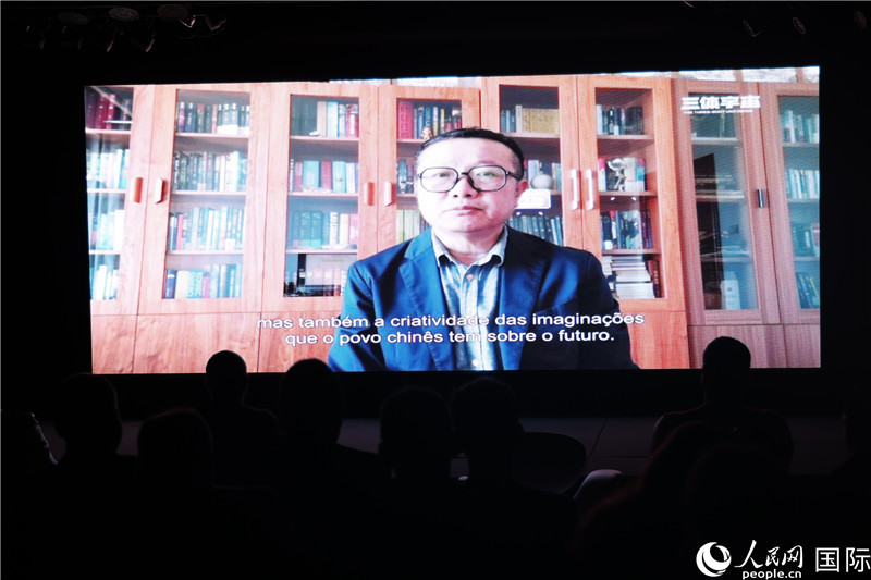 長篇小說《三體》作者劉慈欣通過視頻致辭。 人民網記者 時元皓攝