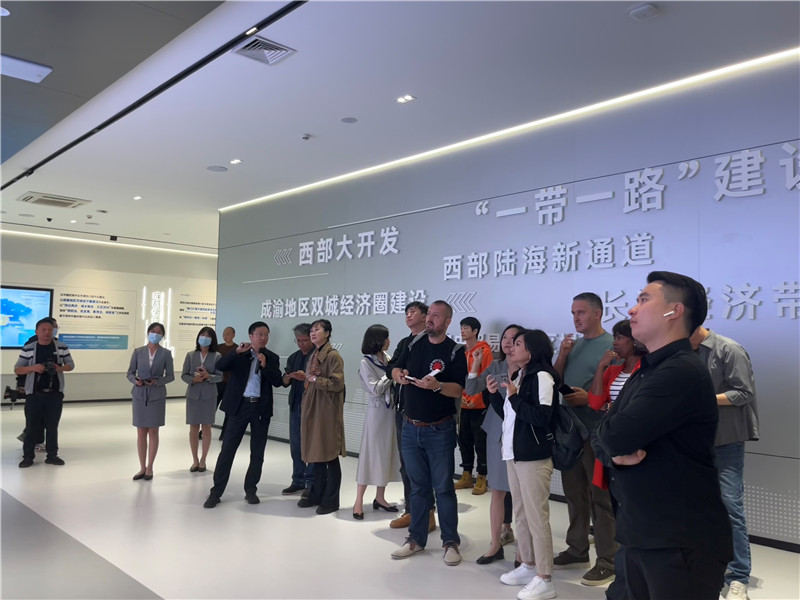 （成都國際鐵路港展廳，中外記者邊聽邊記，了解成都國際鐵路港運(yùn)行情況 趙橙涔攝