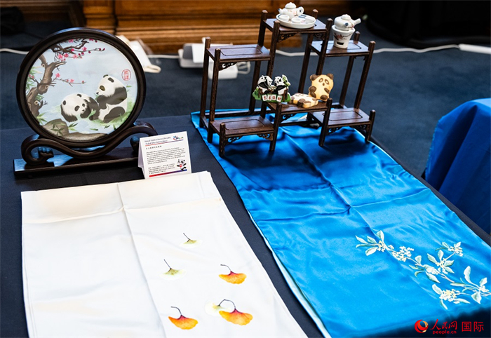 活動(dòng)現(xiàn)場(chǎng)的現(xiàn)場(chǎng)文創(chuàng)展、互動(dòng)體驗(yàn)區(qū)、非遺區(qū)展示。人民網(wǎng) 郭錦標(biāo)攝