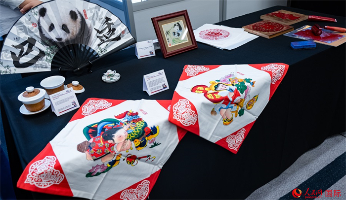 活動(dòng)現(xiàn)場(chǎng)的現(xiàn)場(chǎng)文創(chuàng)展、互動(dòng)體驗(yàn)區(qū)、非遺區(qū)展示。人民網(wǎng) 郭錦標(biāo)攝