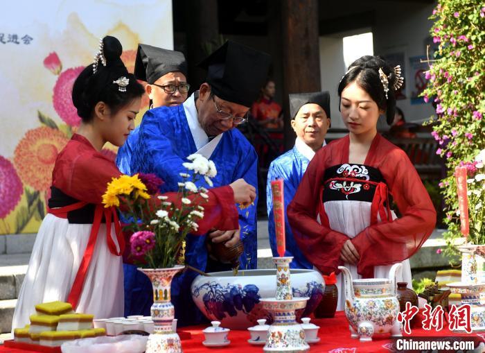 資料圖：圖為傳統(tǒng)重陽祭酒儀式。　呂明 攝