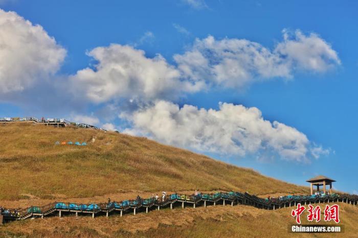 資料圖：圖為江西武功山高山草甸旁的登山步道，游客在登山。 劉力鑫 攝