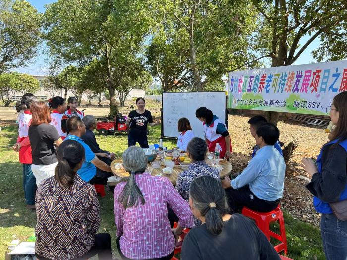 10月23日，廣東韶關(guān)農(nóng)村的互助養(yǎng)老探索，結(jié)合仁化縣董塘鎮(zhèn)新龍村的重陽(yáng)節(jié)活動(dòng)，將村支書(shū)、婦女主任、項(xiàng)目管理人員、新龍村助老員、村民志愿者、健康熱心的老人聚集在一起。 受訪者供圖