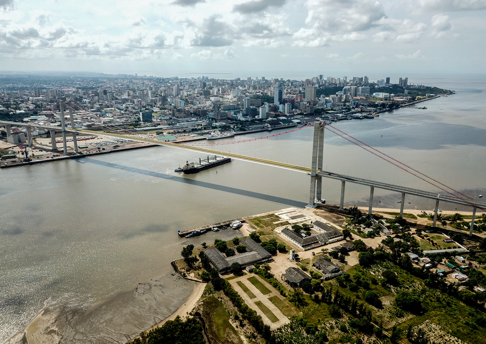 這是2019年4月8日在莫桑比克首都馬普托拍攝的馬普托大橋（無人機(jī)照片）。新華社記者 張宇 攝