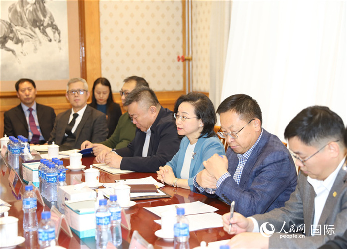 1.2023年10月30日，沈敏娟（右三）大使與中企代表座談。人民網(wǎng)記者 霍文攝