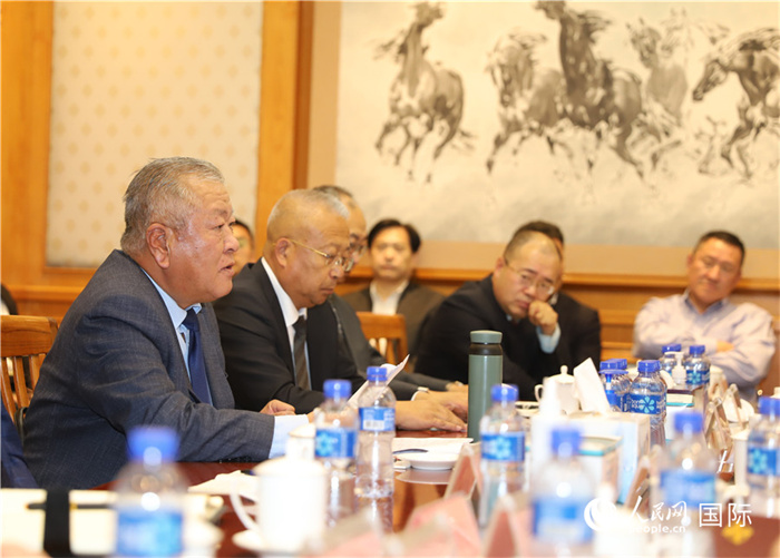2.2023年10月30日，張義波（左一）會長匯報商會工作情況。人民網(wǎng)記者 霍文攝