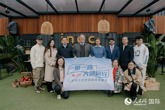 在烏拉圭第118屆普拉多牧農(nóng)業(yè)國際博覽會(huì)上，烏拉圭國家肉類協(xié)會(huì)主席與人民網(wǎng)記者合影。人民網(wǎng)記者 張若涵攝