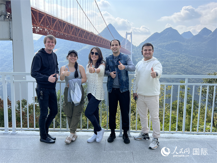 歐亞國家記者在壩陵河大橋下合影，并給大橋“點(diǎn)贊”。人民網(wǎng) 花放攝