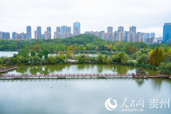 秋日時節(jié)，觀山湖公園景色美不勝收。人民網 陽茜攝