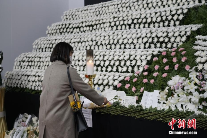 當(dāng)?shù)貢r間11月1日23時45分許，韓國民眾在位于首爾廣場的集體焚香所悼念梨泰院踩踏事故遇難者。 <a target='_blank' href='/'><p  align=