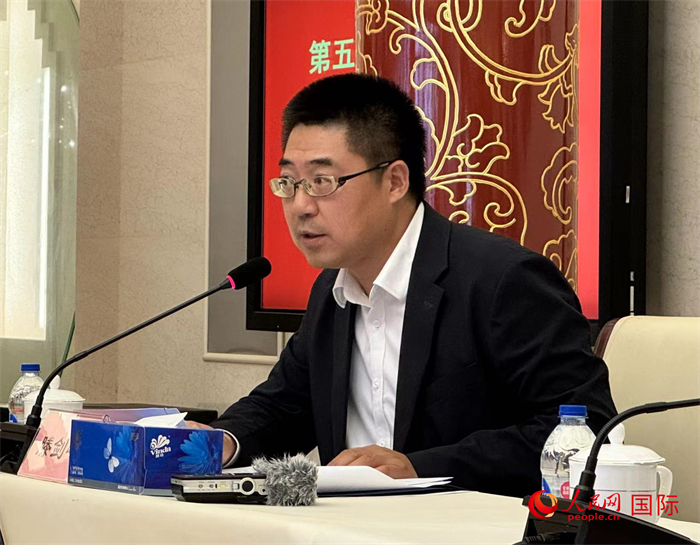 10月31日，歐美同學會副秘書長滕劍峰在第五屆中法文化論壇媒體吹風會上講話。（人民網(wǎng) 謝瑩攝）