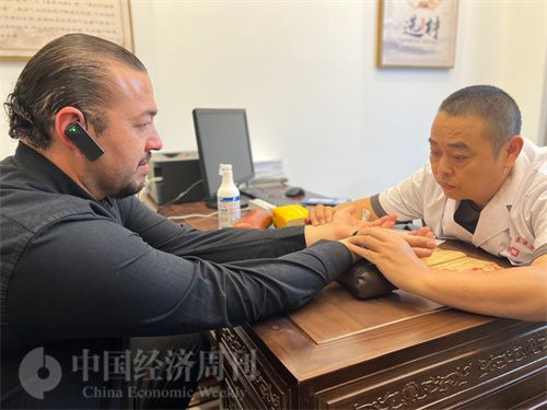   （外媒記者走進(jìn)中醫(yī)堂，問(wèn)診中醫(yī)名師。中國(guó)經(jīng)濟(jì)周刊記者 郭志強(qiáng)攝）