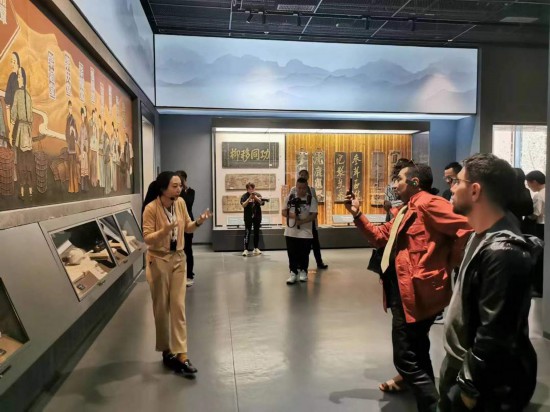  2023“一帶一路”媒體合作論壇聯(lián)合采訪團參觀中國藥都中醫(yī)藥博物館。（本報記者 黃超攝）