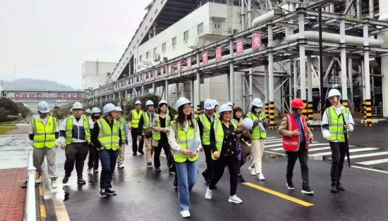   2023“一帶一路”媒體合作論壇聯(lián)合采訪團(tuán)走進(jìn)國(guó)家電投江西公司分宜電廠廠區(qū)。（本報(bào)記者 周歡攝）