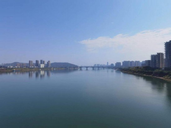 　　10月24日，在清水塘大橋景觀通道上拍攝的湘江景色。本報記者 常雯宜攝