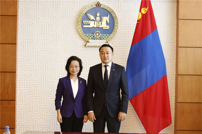 10月31日，中國駐蒙古國大使沈敏娟到任拜會蒙政府辦公廳主任兼蒙古人民黨總書記阿瑪爾巴伊斯格楞（右）。中國駐蒙古使館供圖