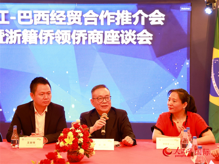 浙江海外聯(lián)誼會(huì)常務(wù)副會(huì)長徐旭（中）和與會(huì)僑領(lǐng)僑商座談。人民網(wǎng)記者 陳海琪攝