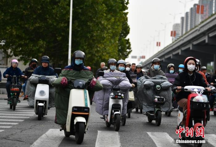 11月3日，河北石家莊迎降溫天氣，市民“捂”裝出行。 <a target='_blank' href='/'><p  align=