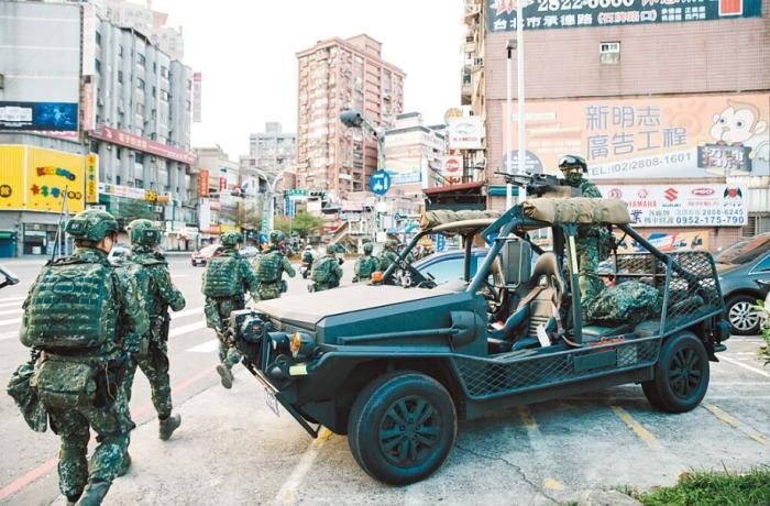 圖為2021年臺(tái)陸軍特種作戰(zhàn)指揮部在演習(xí)。圖片來(lái)源：臺(tái)灣《中國(guó)時(shí)報(bào)》。