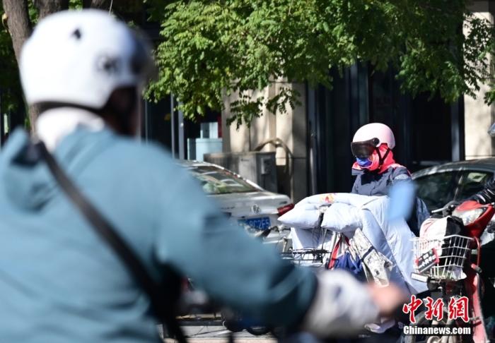 石家莊街頭，市民紛紛穿上厚厚的外套“捂”裝前行。 <a target='_blank' href='/'><p  align=