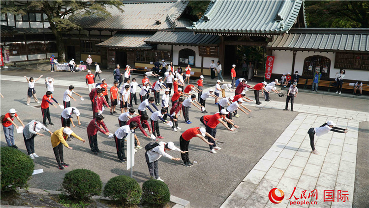 開跑前，中日青少年一起做熱身運(yùn)動。人民網(wǎng) 蔣曉辰攝