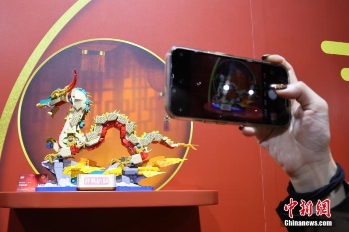 第六屆中國國際進(jìn)口博覽會(huì)舉行，消費(fèi)品展區(qū)展出以生肖龍為題材的中國元素產(chǎn)品。<a target='_blank' href='/'><p  align=