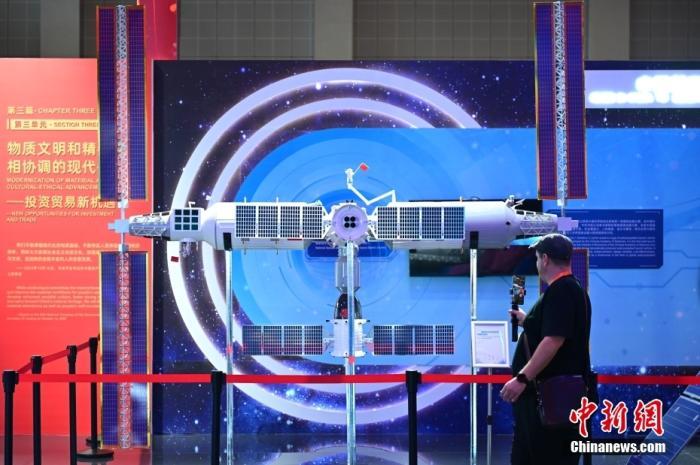 11月5日，觀眾在進(jìn)博會(huì)中國館參觀拍攝中國空間站模型。<a target='_blank' href='/'><p  align=