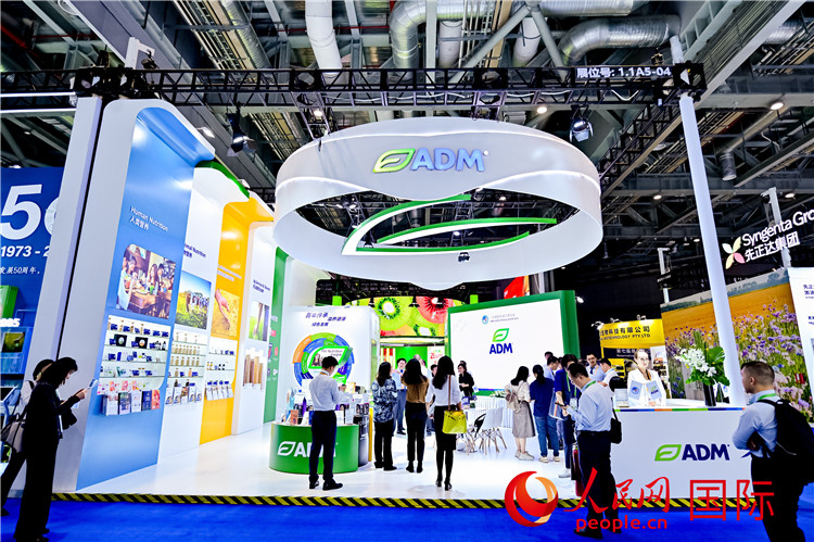 美國農(nóng)產(chǎn)品加工和貿(mào)易企業(yè)ADM在進博會的展臺。人民網(wǎng)記者 趙益普攝