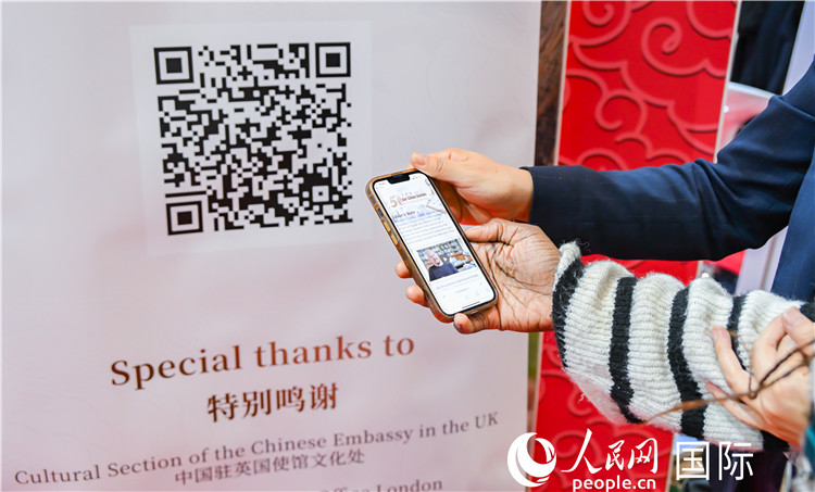 觀眾掃碼《我們的中國故事》系列視頻。人民網(wǎng) 郭錦標(biāo)攝