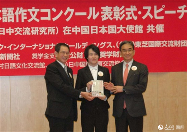 日本駐華大使垂秀夫（右一）、日本僑報社總編輯段躍中（左一）和趙志琳同學(xué)合影留念。人民網(wǎng)記者 陳建軍攝
