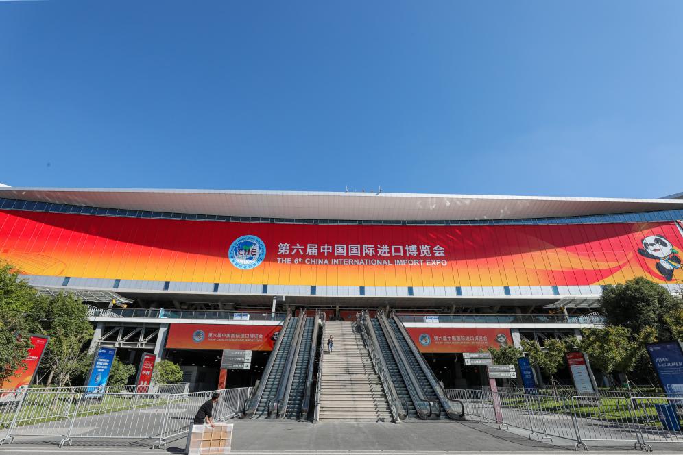 這是第六屆進(jìn)博會(huì)場(chǎng)館國(guó)家會(huì)展中心（上海）外景（2023年11月2日攝）。新華社記者 辛夢(mèng)晨 攝