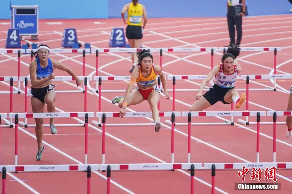 第一屆全國學生(青年)運動會田徑女子大學乙組100米欄決賽中，吳艷妮輕松奪冠。圖為吳艷妮在比賽中。陳冠言 攝