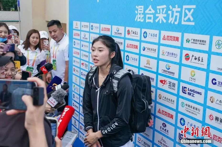 圖為吳艷妮在10日比賽結束后接受媒體采訪。陳冠言 攝