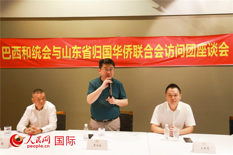 中國僑聯(lián)副主席、山東省僑聯(lián)主席李興鈺（中）在座談會上致辭。人民網(wǎng)記者 陳海琪攝
