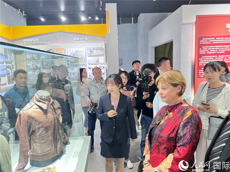 飛虎隊指揮官陳納德將軍外孫女嘉蘭惠（右）在參觀昆明市博物館展示的文物。人民網(wǎng) 趙瞳攝