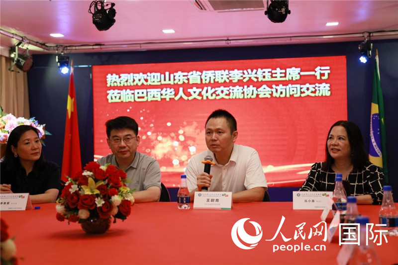 中國駐里約熱內(nèi)盧副總領(lǐng)事王尉育（右二）發(fā)表致辭。人民網(wǎng)記者宋亦然攝