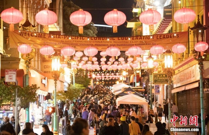 當?shù)貢r間11月10日，美國舊金山唐人街夜市人頭攢動。亞太經(jīng)合組織(APEC)第三十次領(lǐng)導(dǎo)人非正式會議將在舊金山舉行，當?shù)靥迫私钟媱澟e辦包括夜市在內(nèi)的多場活動，以吸引與會者、游客和市民的光顧。<a target='_blank' href='/'><p  align=