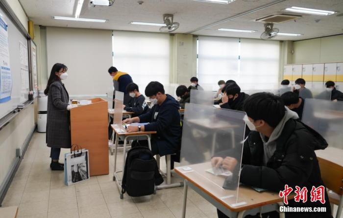 12月3日，延遲近一個(gè)月的韓國高考舉行。據(jù)韓國教育部消息，今年考生約49.34萬人，創(chuàng)歷史最低紀(jì)錄。圖為在首爾某考點(diǎn)內(nèi)，考桌上設(shè)有隔板。