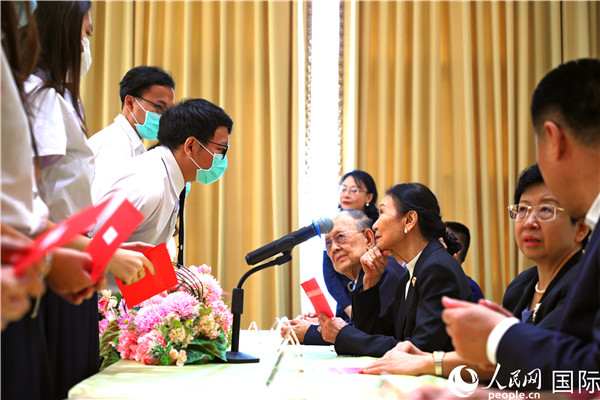 圖為獎(jiǎng)助學(xué)金頒發(fā)現(xiàn)場(chǎng)。人民網(wǎng)記者 白元琪攝