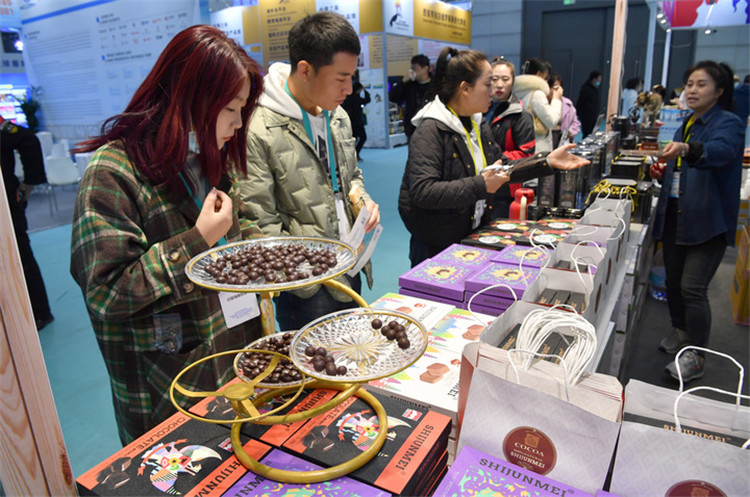 11月16日，觀眾在第七屆絲博會(huì)印度尼西亞展位上參觀選購(gòu)食品。新華社記者 邵瑞 攝